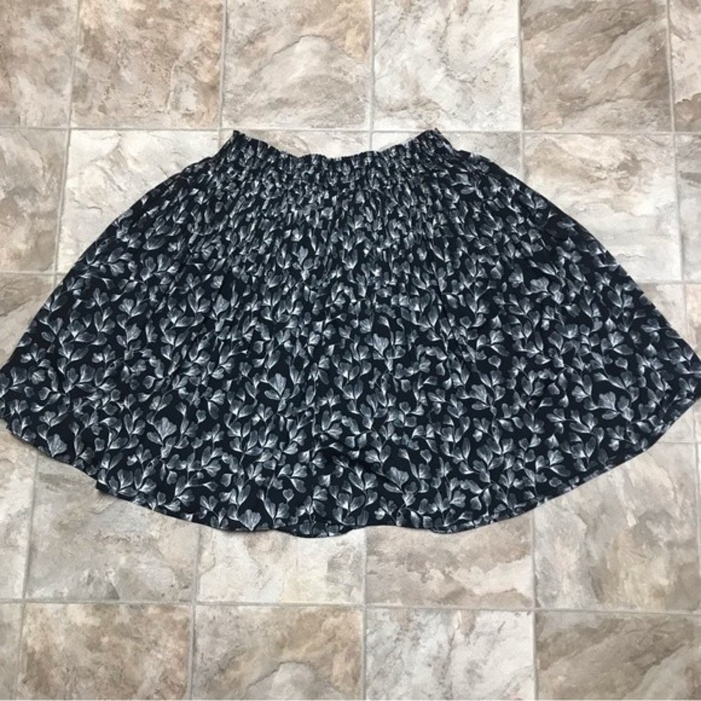 Merona black and white leaf pleated skirt size large - Picture 4 of 4